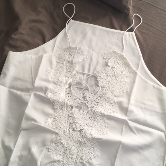 🌹white criss Cross plunge Lace top - Picture 2 of 2